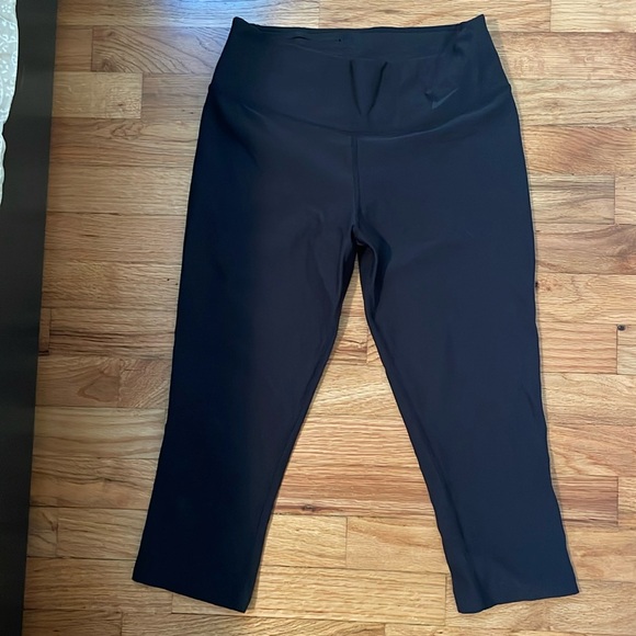 Nike Dryfit Black cropped leggings. Women’s size Small - Picture 1 of 4